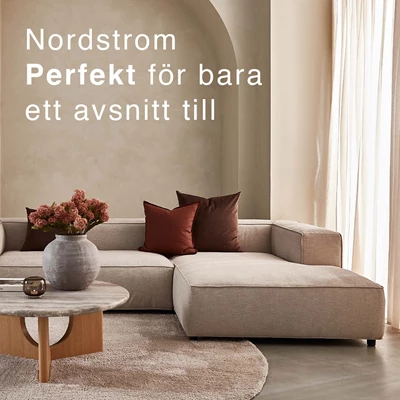 Djup soffa i beige i ett mysigt vardagsrum.