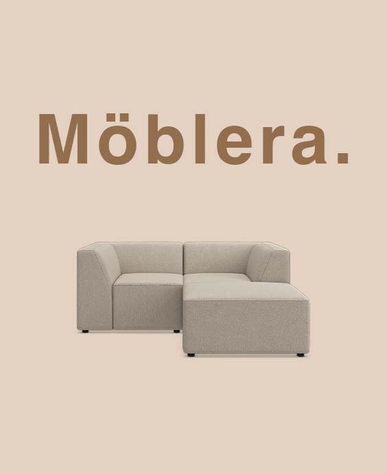 Grå modulsoffa mot beige bakgrund.