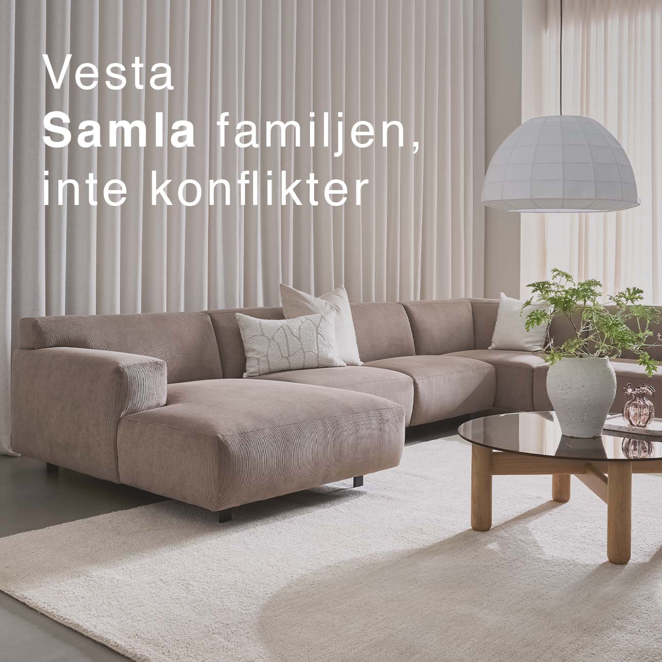 Stor U-soffa i grått i ett mysigt vardagsrum.