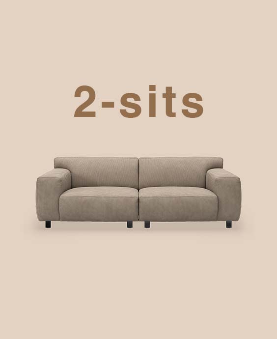 2-sits modulsoffa mot beige bakgrund.