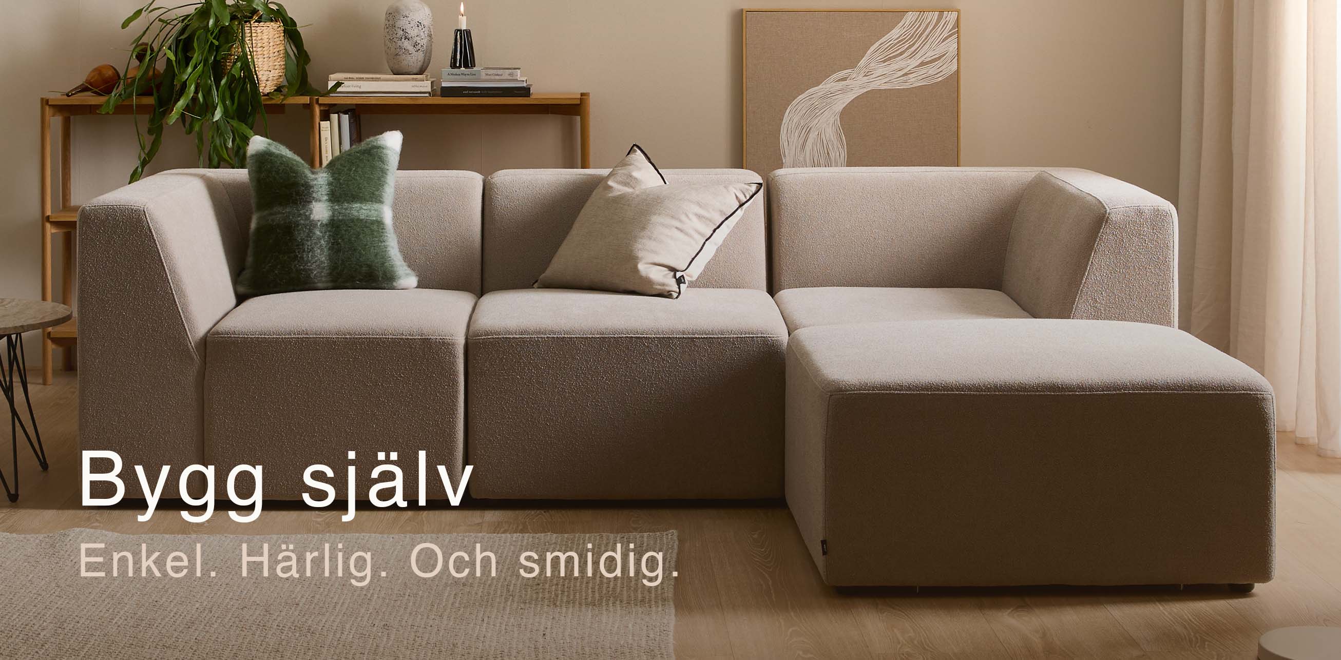 Grå modulsoffa med schäslong i vardagsrummet.