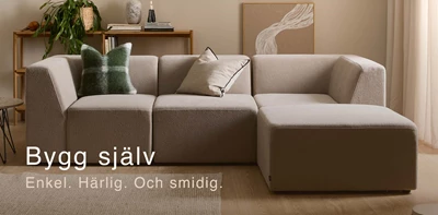 Grå modulsoffa med schäslong i vardagsrummet.