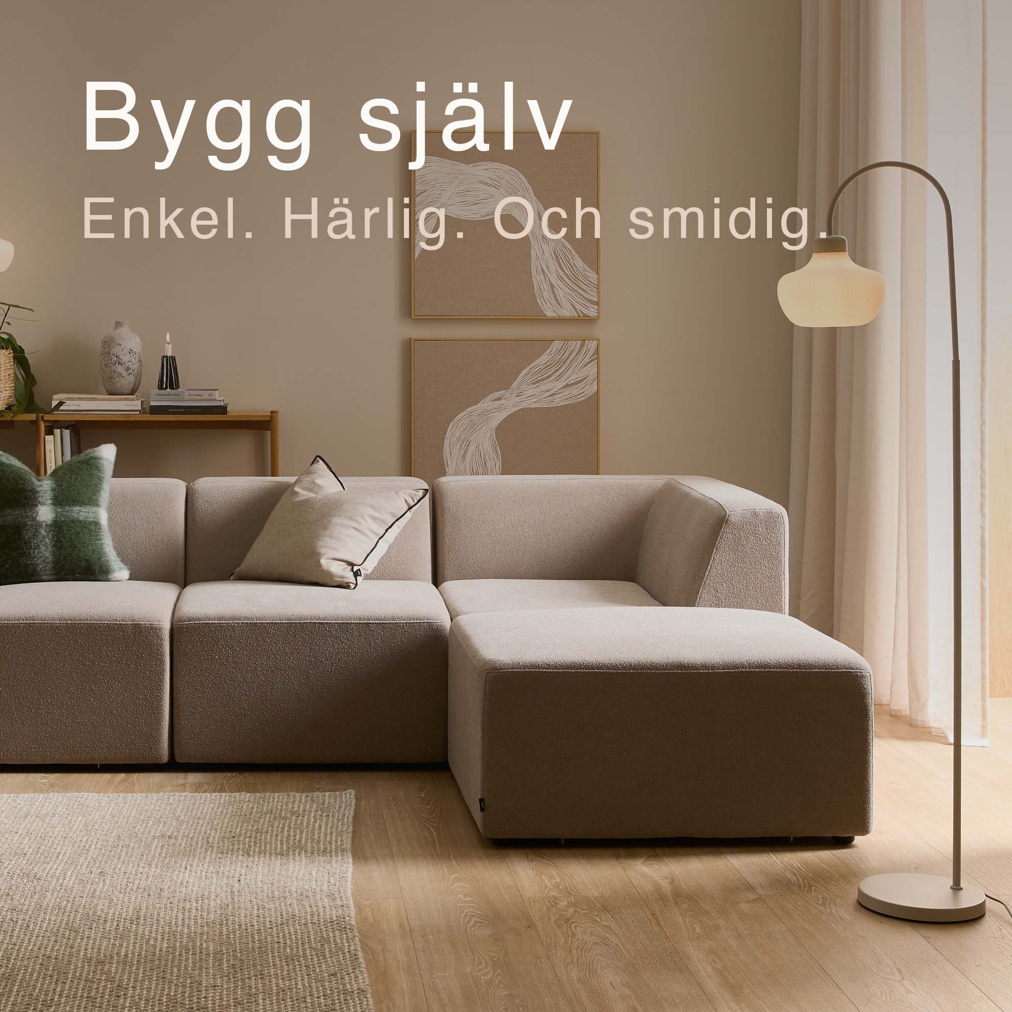 Grå modulsoffa med schäslong i vardagsrummet.