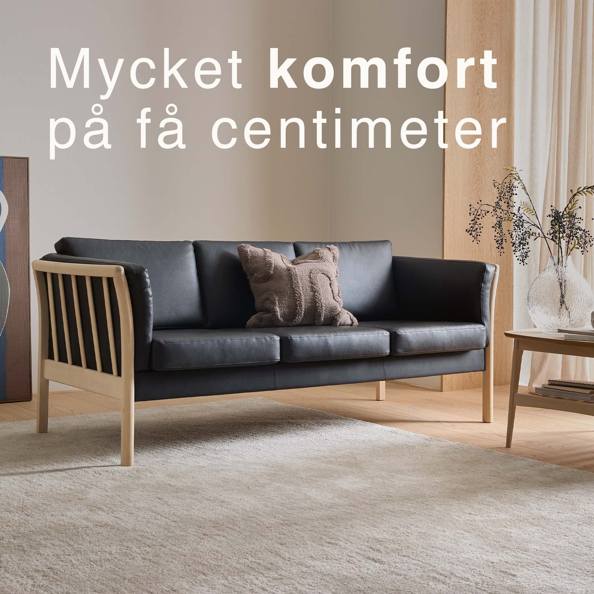 Klassisk pinnsoffa med svart läder i vardagsrummet.