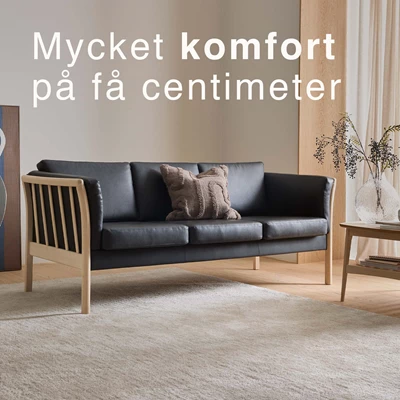 Klassisk pinnsoffa med svart läder i vardagsrummet.