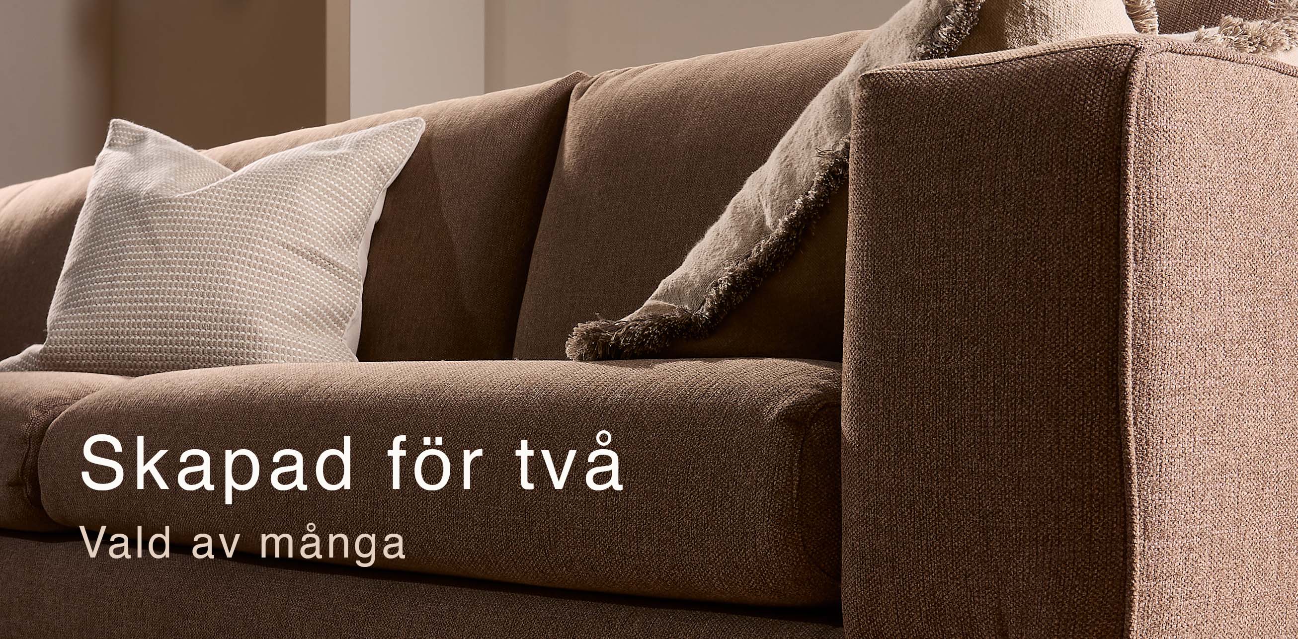 Närbild av brunaktig soffa.