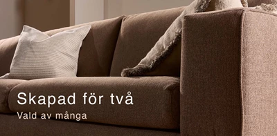 Närbild av brunaktig soffa.