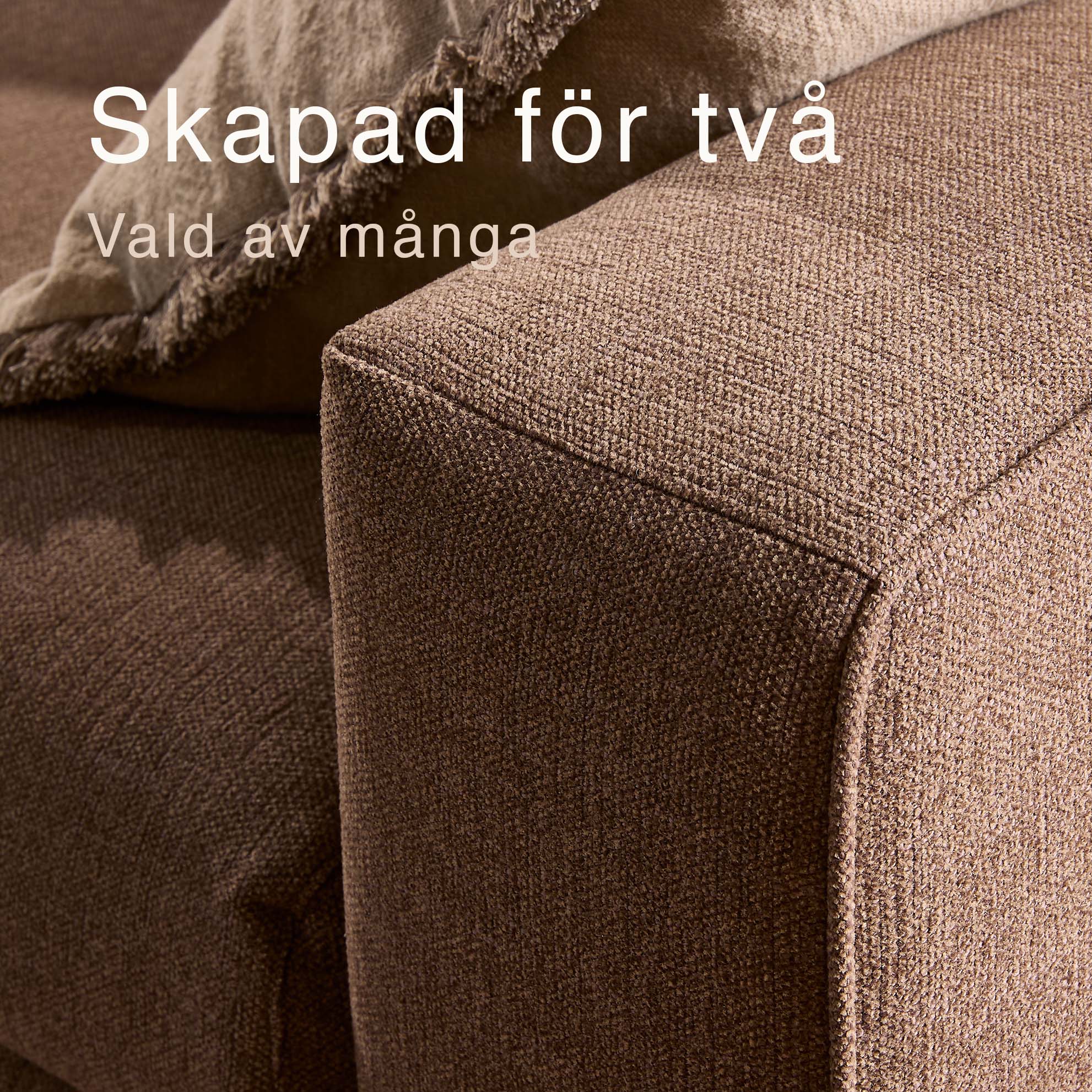 Närbild av brunaktig soffa.
