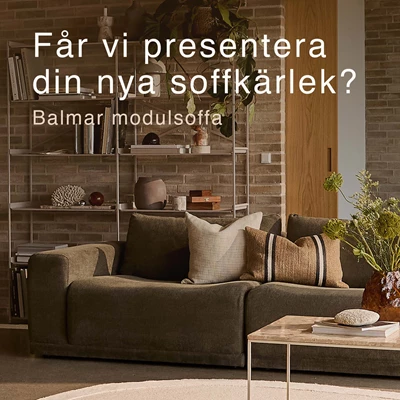 Grönaktig soffa tillsammans med bland annat två soffbord.