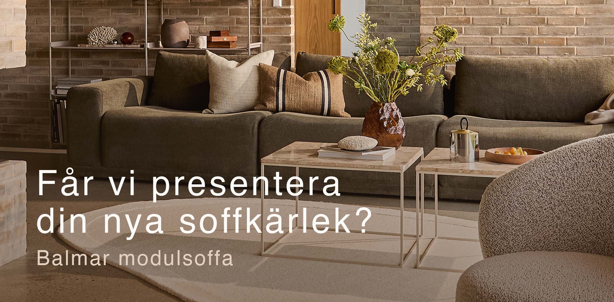 Grönaktig soffa tillsammans med bland annat två soffbord.