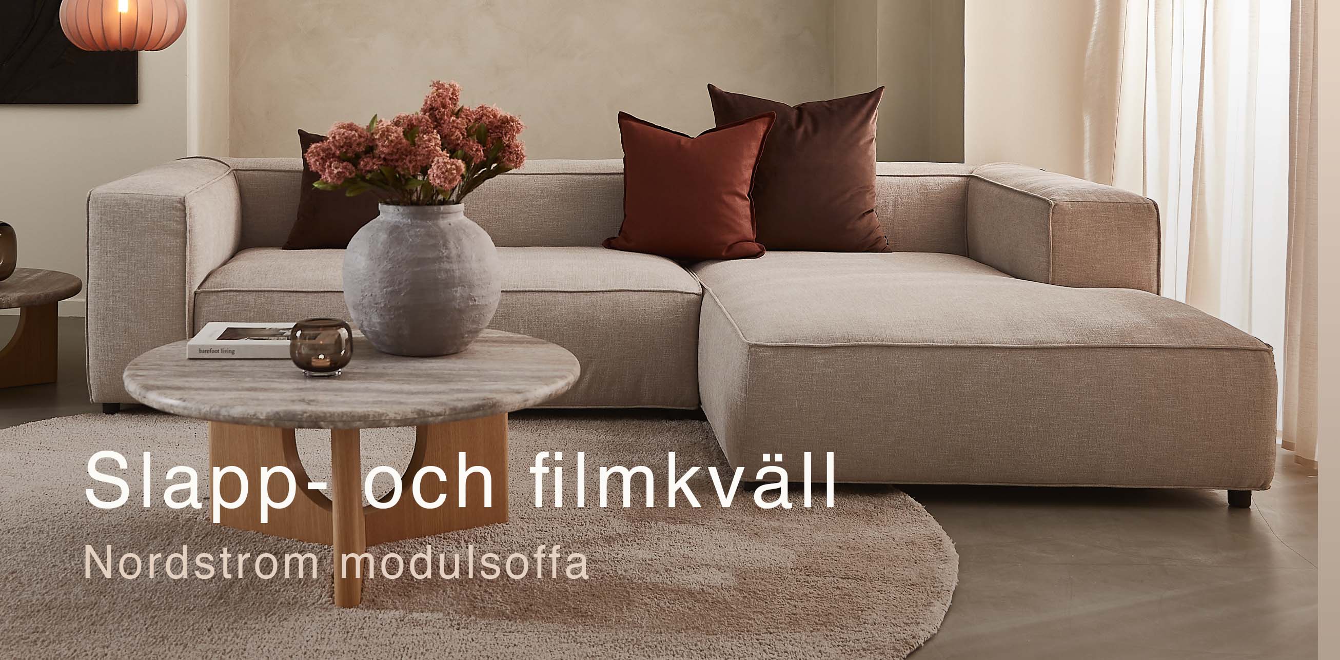 Djup soffa i ett mysigt vardagsrum.