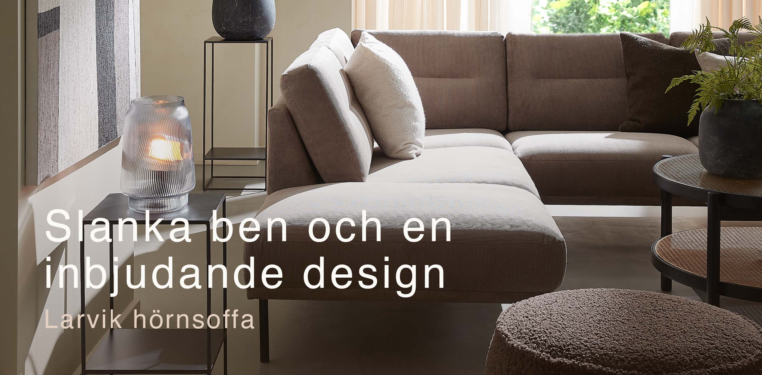 Grå schäslongsoffa i vardagsrummet.