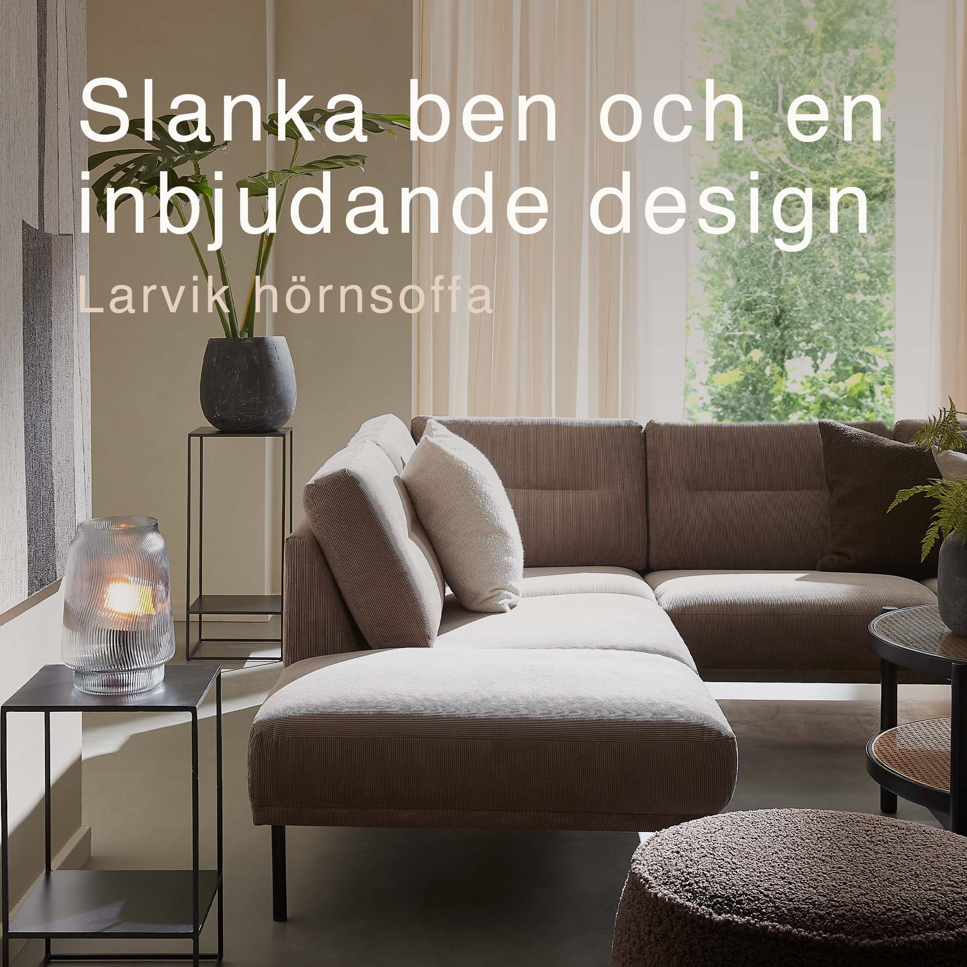 Grå schäslongsoffa i vardagsrummet.