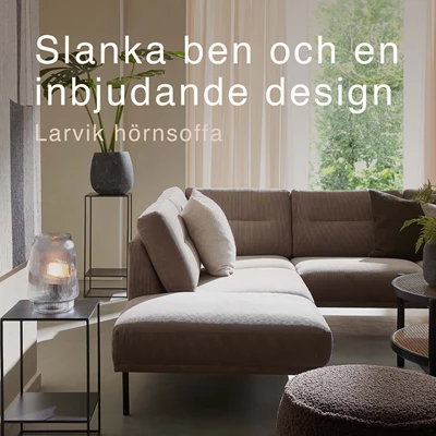 Grå schäslongsoffa i vardagsrummet.