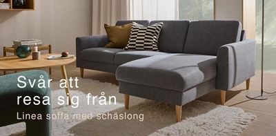 Blågrå schäslongsoffa i vardagsrummet.