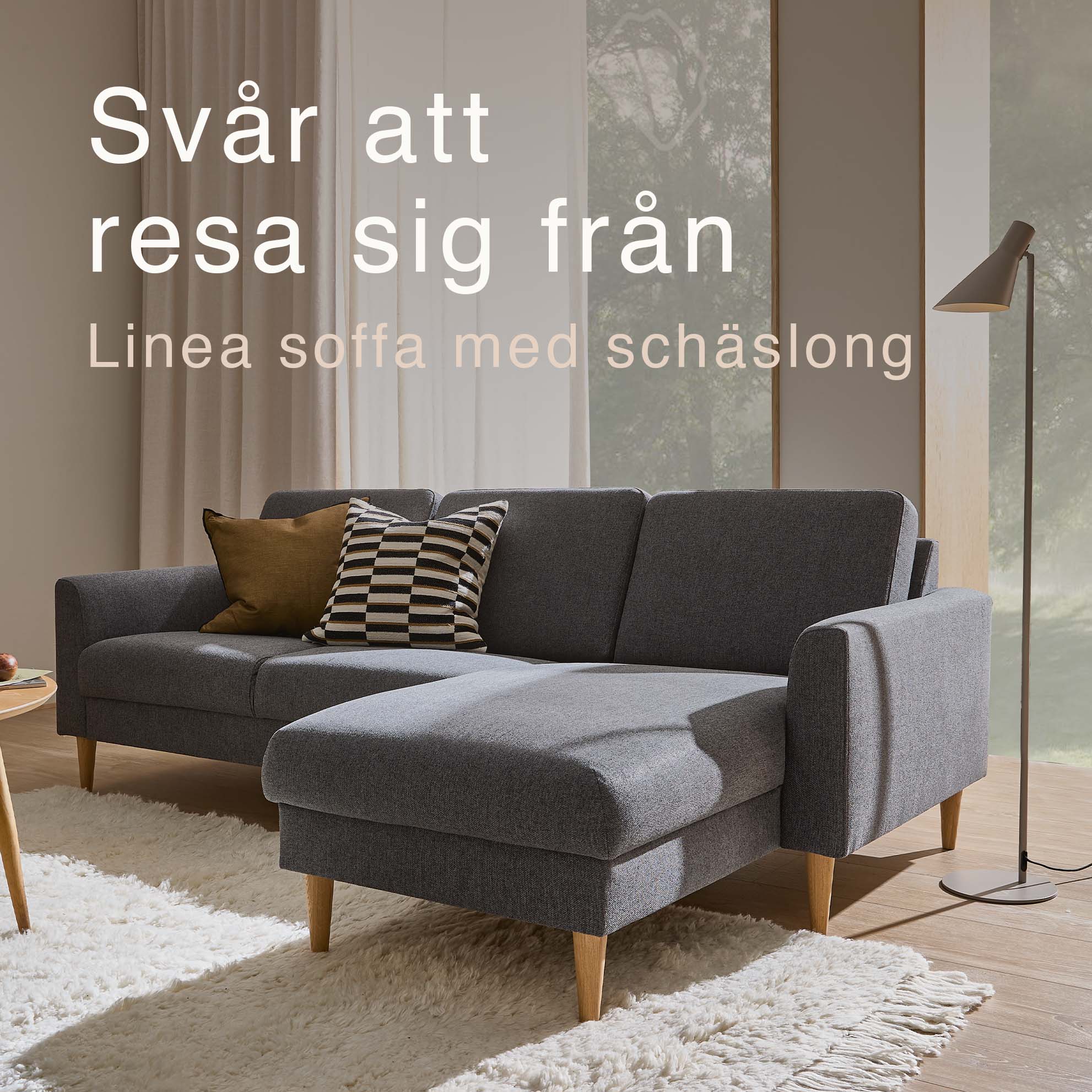 Blågrå schäslongsoffa i vardagsrummet.
