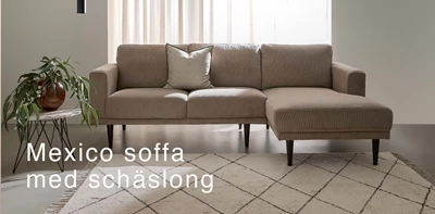 Beige schäslongsoffa i vardagsrummet.