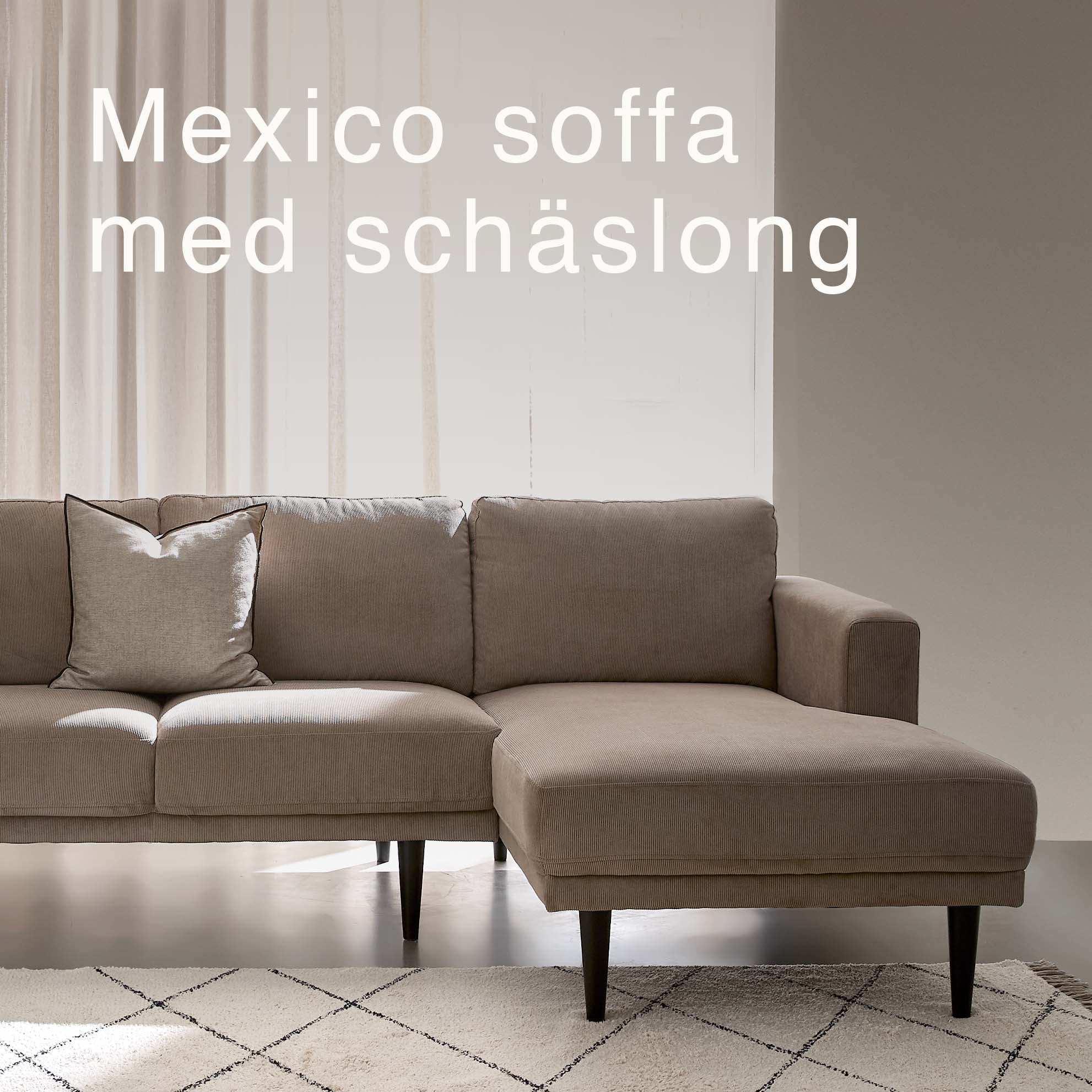 Beige schäslongsoffa i vardagsrummet.