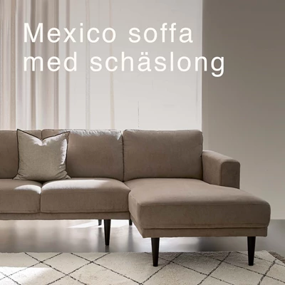 Beige schäslongsoffa i vardagsrummet.