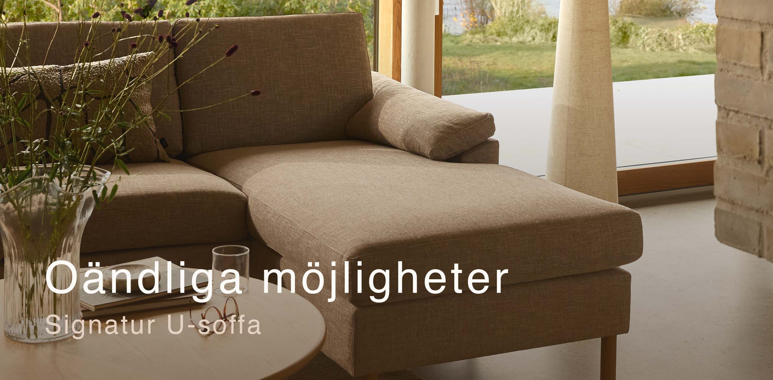 Närbild av schäslong på gråaktig soffa i vardagsrummet.