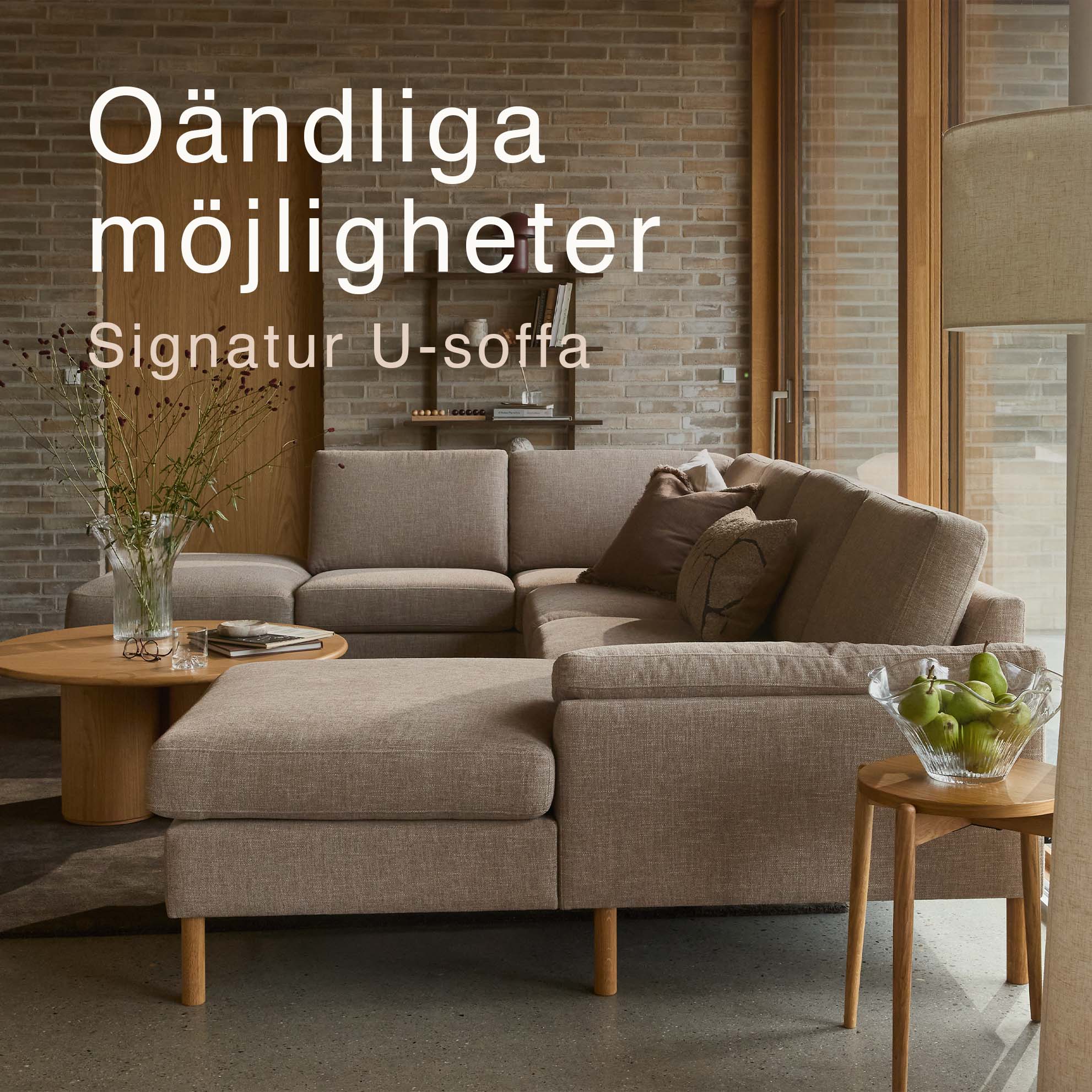 Närbild av schäslong på gråaktig soffa i vardagsrummet.