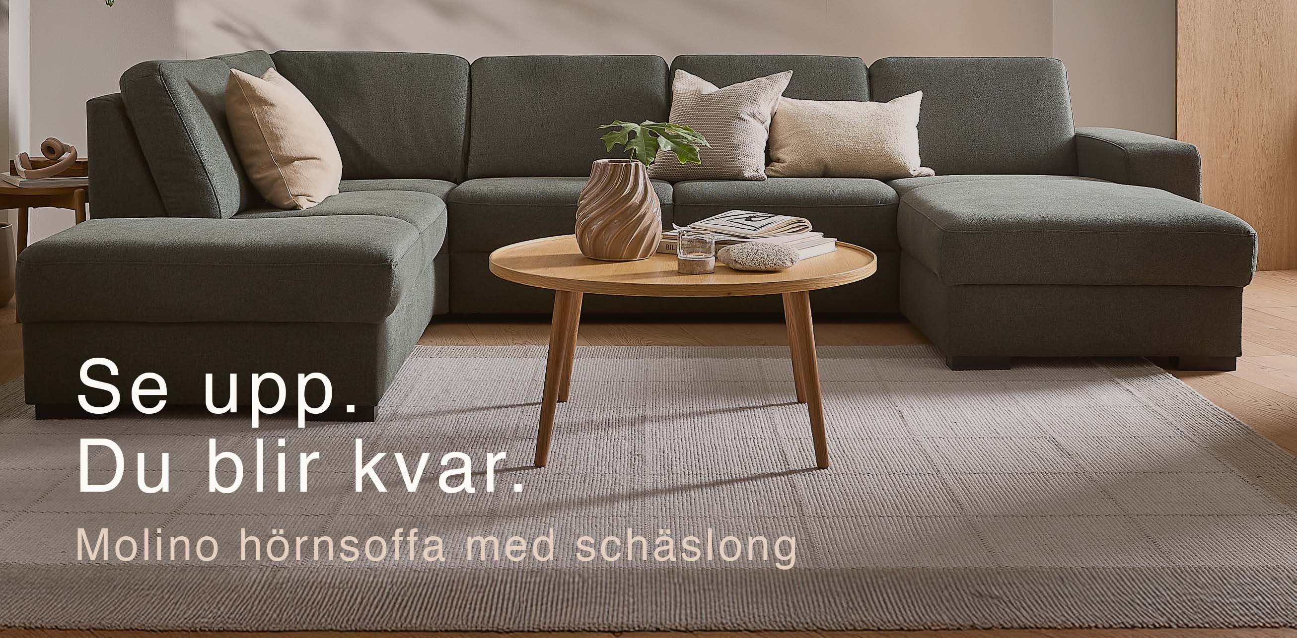 Grönaktig U-soffa i ett mysigt vardagsrum.