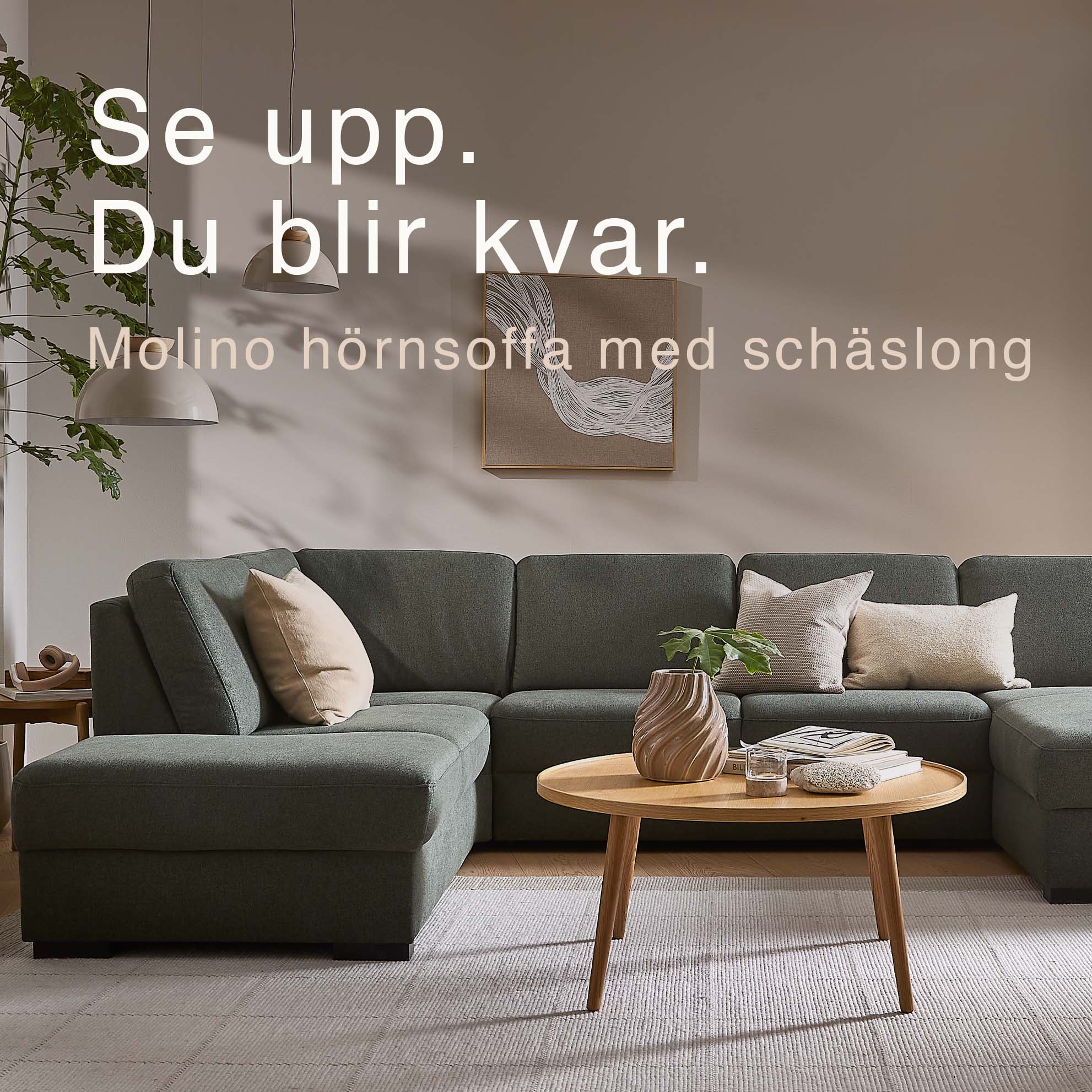 Grönaktig U-soffa i ett mysigt vardagsrum.
