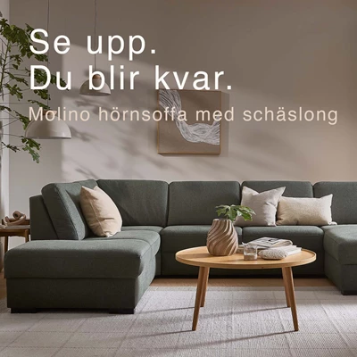 Grönaktig U-soffa i ett mysigt vardagsrum.