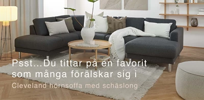 U-soffa med mörkblå klädsel i vardagsrummet.