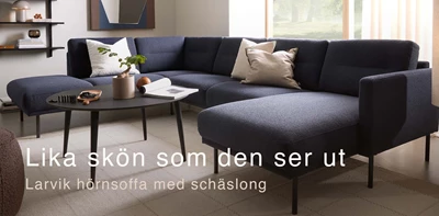 Blåaktig U-soffa i ett mysigt vardagsrum med svart soffbord.
