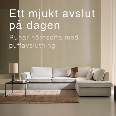 Vit soffa med puffavslutning.