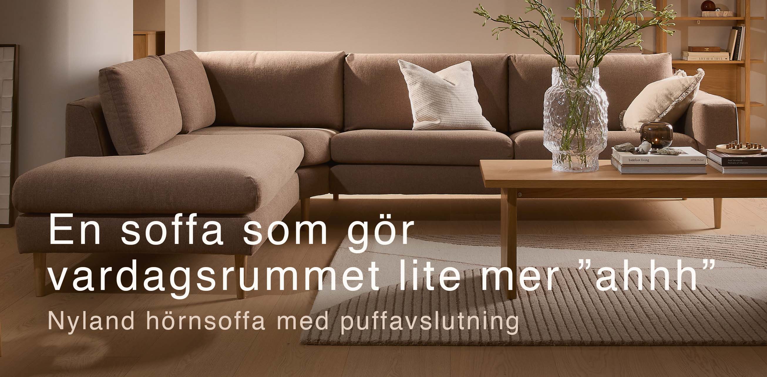 Hörnsoffa i vardagsrummet med mysig känsla.