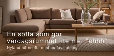 Hörnsoffa i vardagsrummet med mysig känsla.