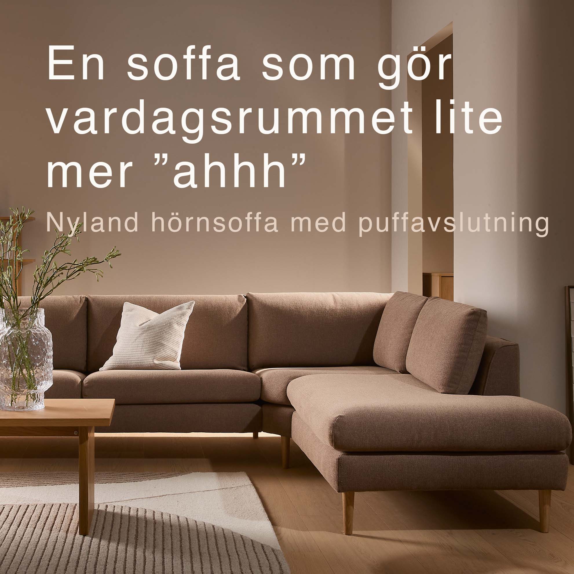 Hörnsoffa i vardagsrummet med mysig känsla.