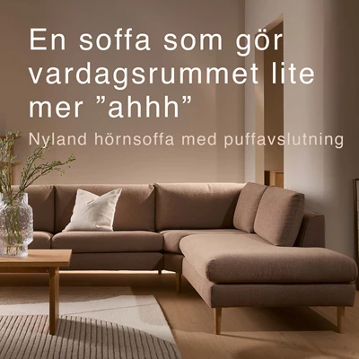 Hörnsoffa i vardagsrummet med mysig känsla.