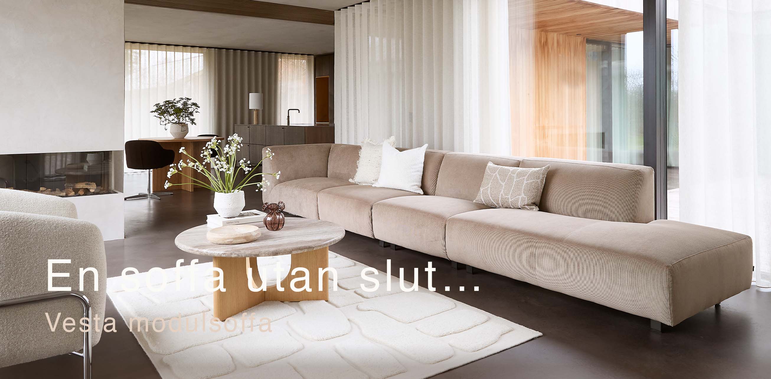 Lång 5-sits modulsoffa i ett minimalistiskt vardagsrum.