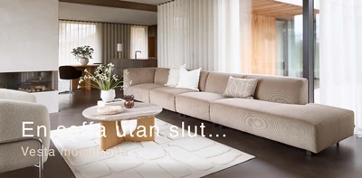 Lång 5-sits modulsoffa i ett minimalistiskt vardagsrum.