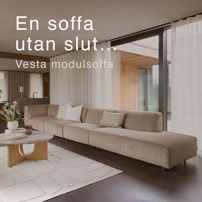 Lång 5-sits modulsoffa i ett minimalistiskt vardagsrum.