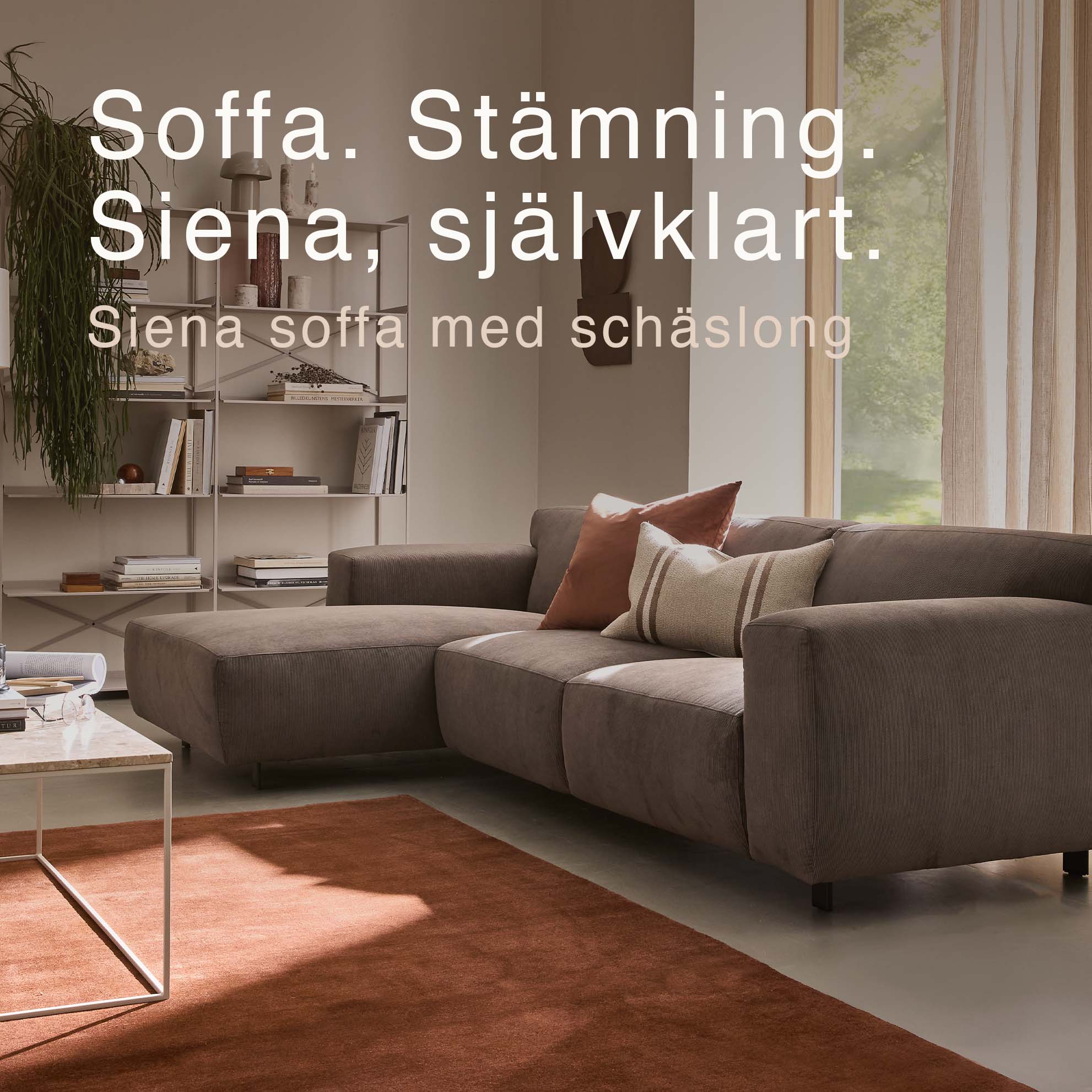 Soffa med schäslong framför röd matta.
