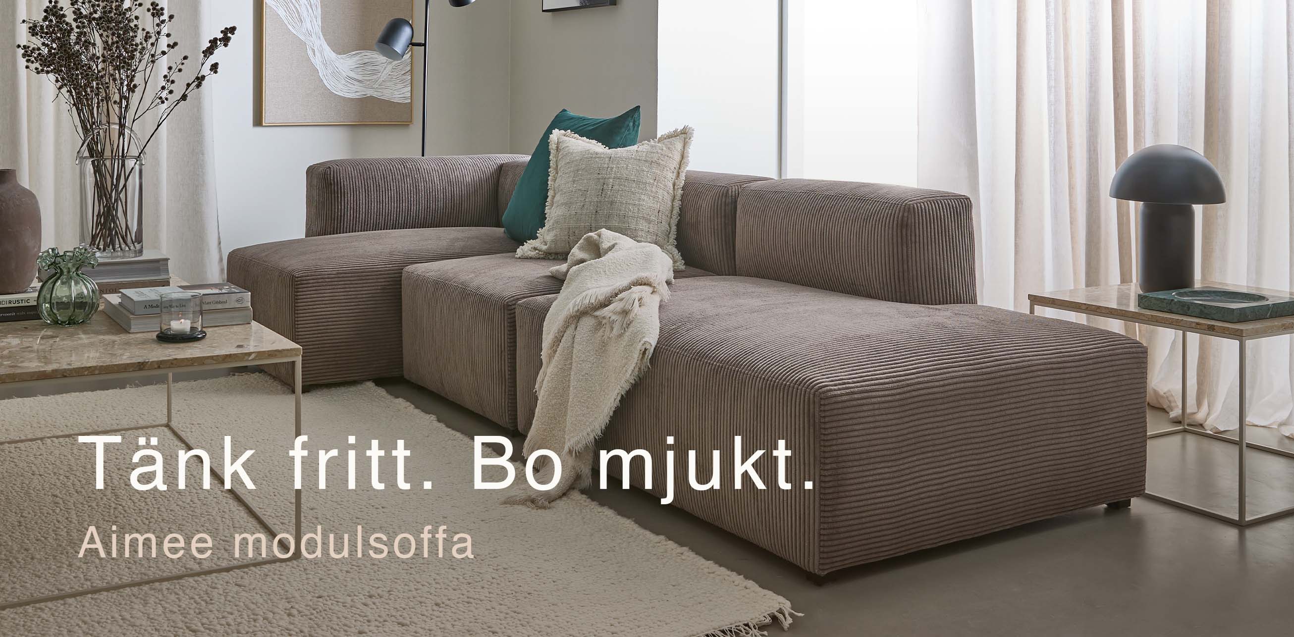 Grå modulsoffa i vardagsrummet.