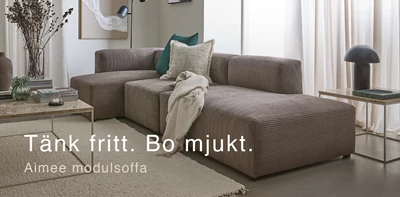 Grå modulsoffa i vardagsrummet.