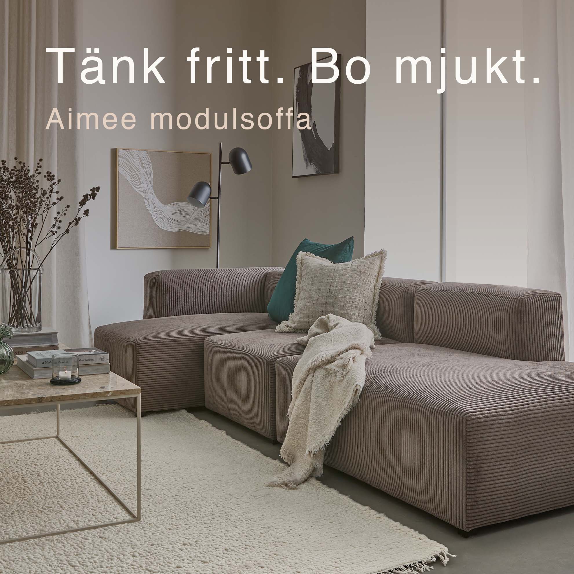 Grå modulsoffa i vardagsrummet.