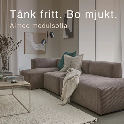 Grå modulsoffa i vardagsrummet.