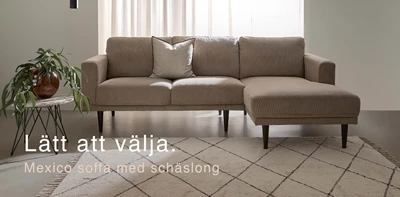 Klassisk soffa med schäslong i ett minimalistiskt vardagsrum.