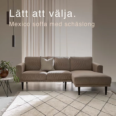 Klassisk soffa med schäslong i ett minimalistiskt vardagsrum.