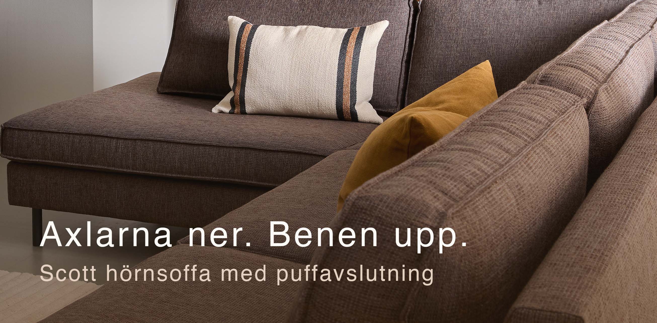 Gråaktig soffa med tydliga sömmar.