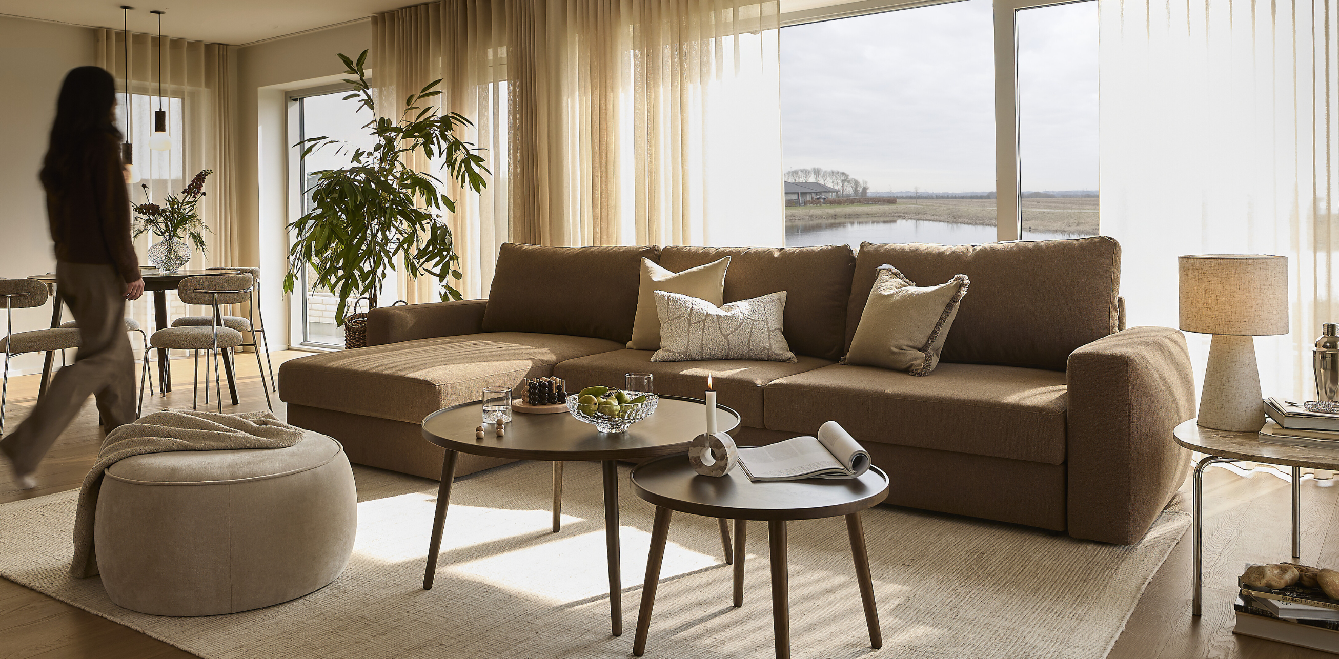 Sovesofa med udtræk stående i stue