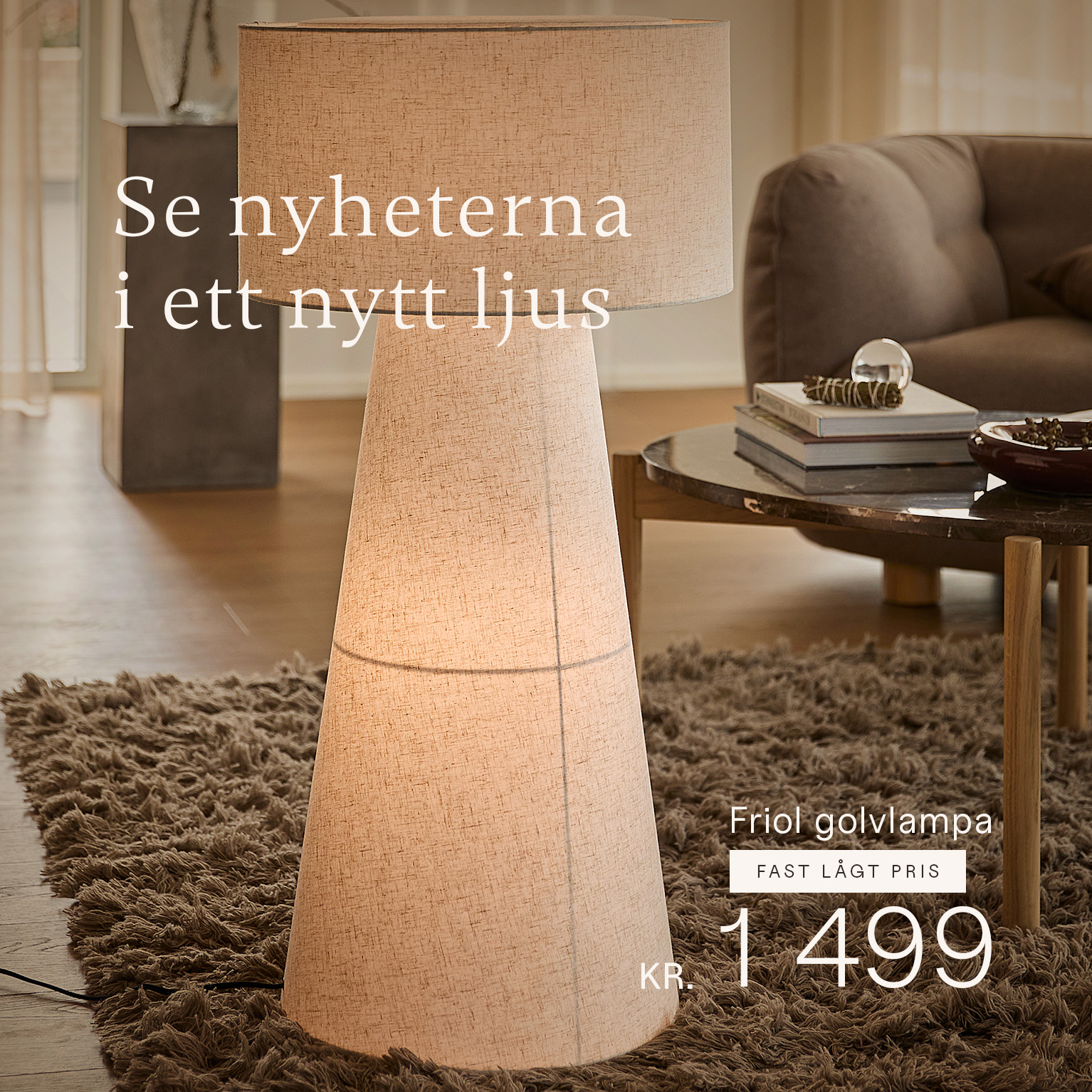 Beige golvlampa som står på en matta i vardagsrummet