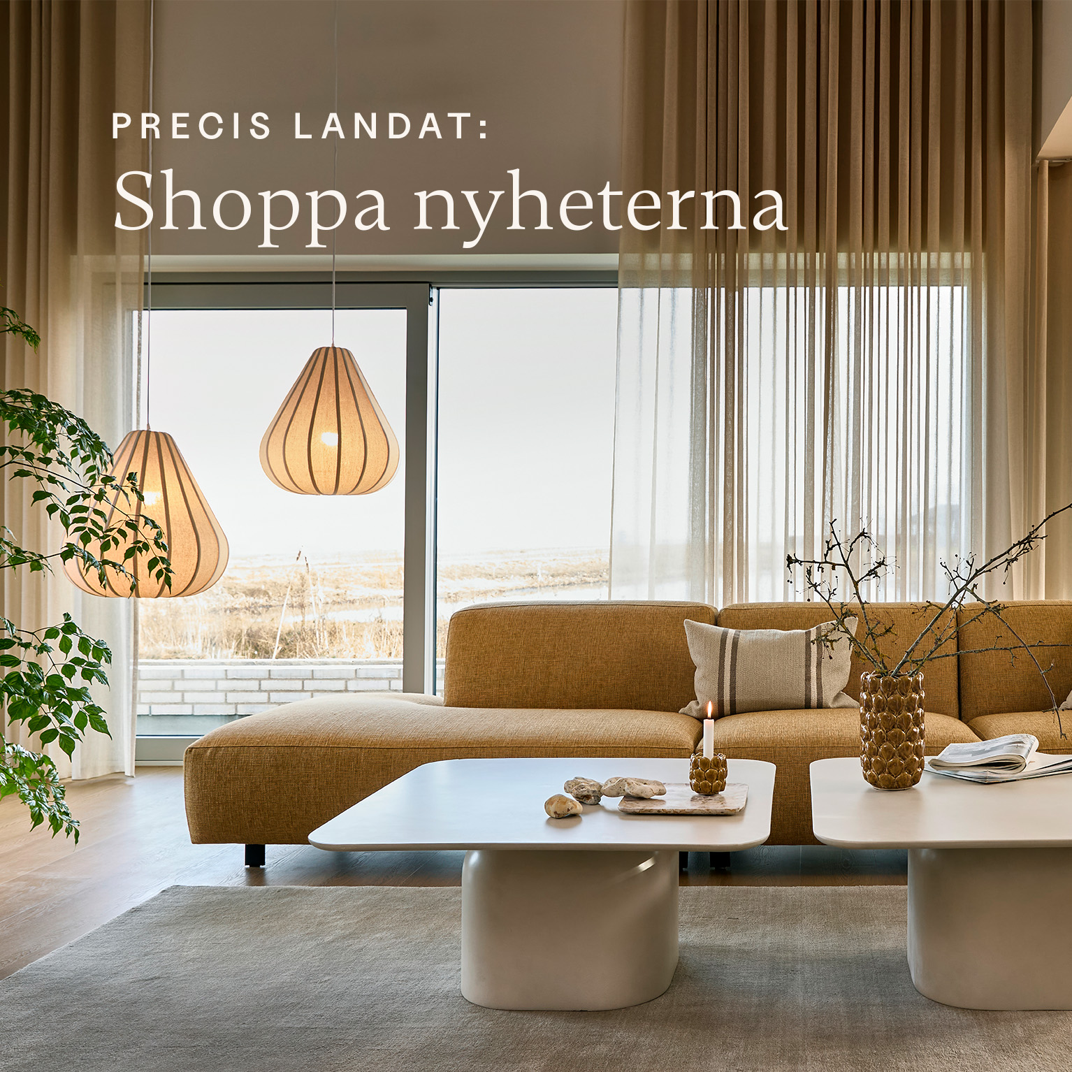 Mysigt vardagsrum med gul soffa