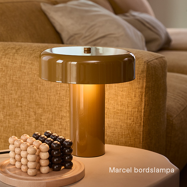 Gul bordslampa på sidobord